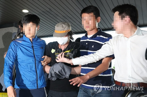 21일 오후 '서울대공원 토막살인 사건'의 용의자 A(34)씨가 경기도 과천시 과천경찰서로 압송되고 있다. <연합뉴스>